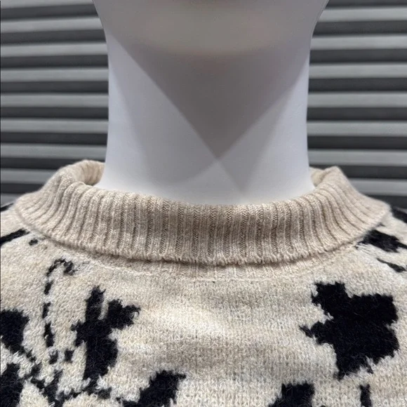Liz Claiborne Black and Cream Floral Sweater - Picture 6 of 9